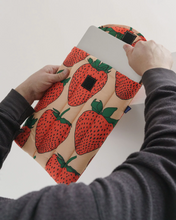 Baggu - Puffy Laptop Sleeve 16", Strawberry